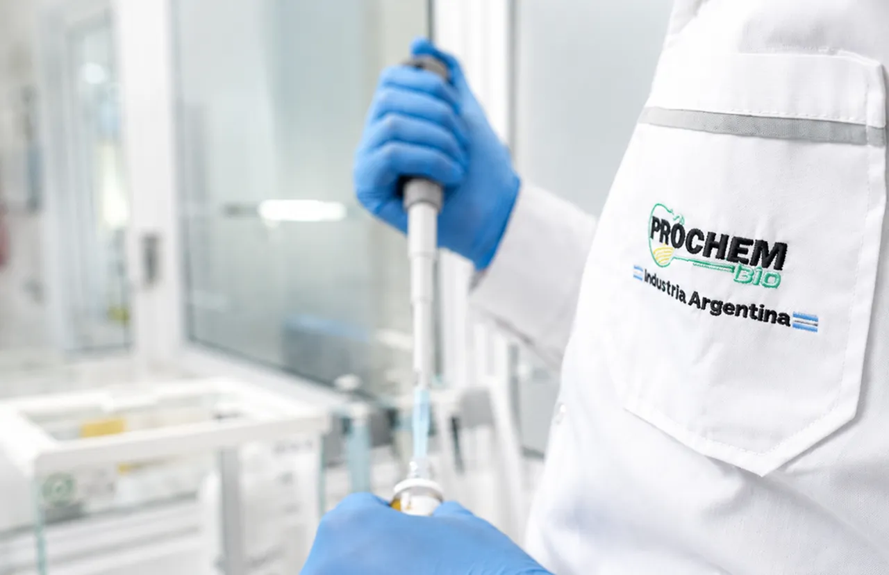 Persona con guantes de nitrilo trabajando en el laboratorio de Prochem Bio