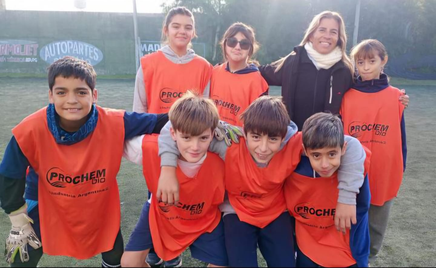 Equipo de chicos con pecheras de Prochem Bio en una cancha de fútbol
